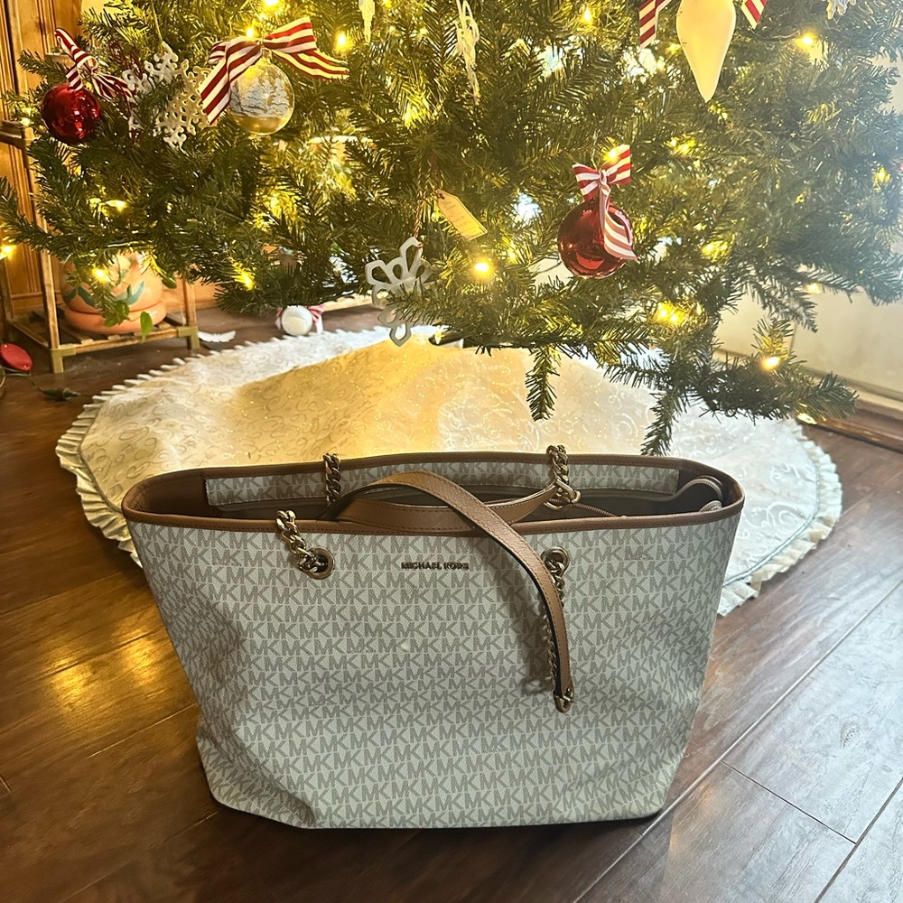 Michael Kors Jet Set Tote - Picture 2 of 11